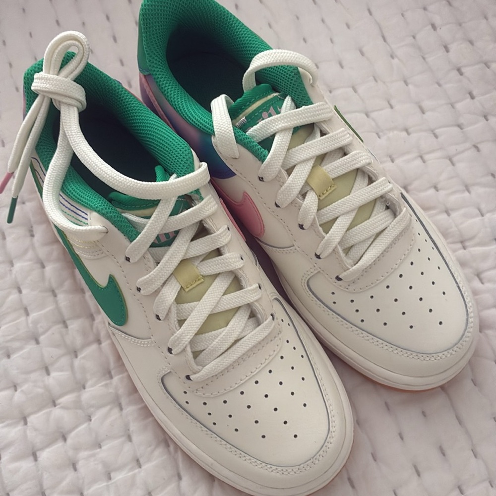 NEW ! Nike AIR FORCE 1 LV8 3 Big Kids’ Shoes Sz 4 Y  White/Green/Pink - Picture 4 of 6